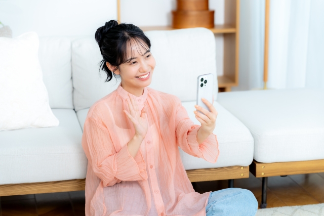 大阪のエアコン買取隊に問い合わせする女性