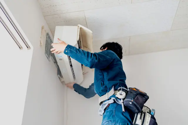 取り外し作業費を無料でおこなっているエアコン買取隊のスタッフ